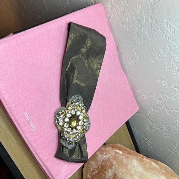 Headband, sparkling fabric and stunning brooch - Picture 9 of 11